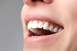 Weiße gesunde Zähne