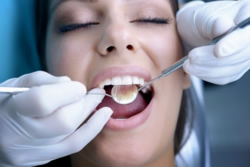 Untersuchung während einer Zahnreinigung